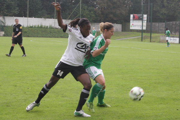 Yvonne Leuko a joué de sa puissance mais a souvent été sanctionnée par l'arbitre, Mlle Maubacq. Yvonne Leuko a joué de sa puissance mais a souvent été sanctionnée par l'arbitre, Mlle Maubacq.