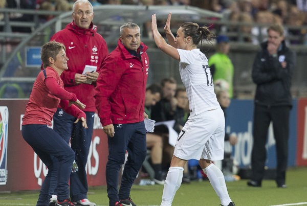 Gaëtane Thiney vient fêter son but avec Marianne Boussely, la kiné (photo E Baledent/LMP)