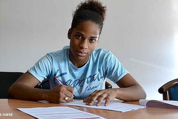 Mylaine Tarrieu signe son premier contrat (photo OL)