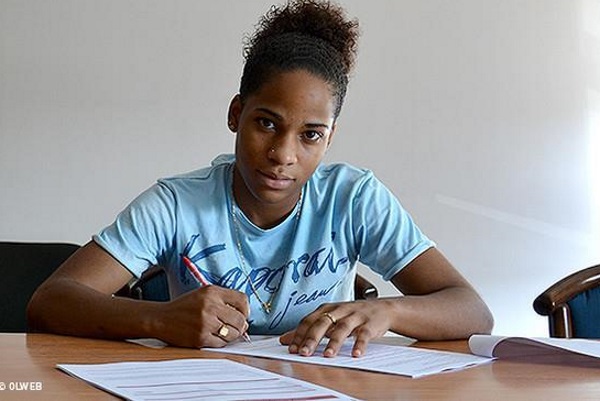 Mylaine Tarrieu signe son premier contrat (photo OL) Mylaine Tarrieu signe son premier contrat (photo OL)