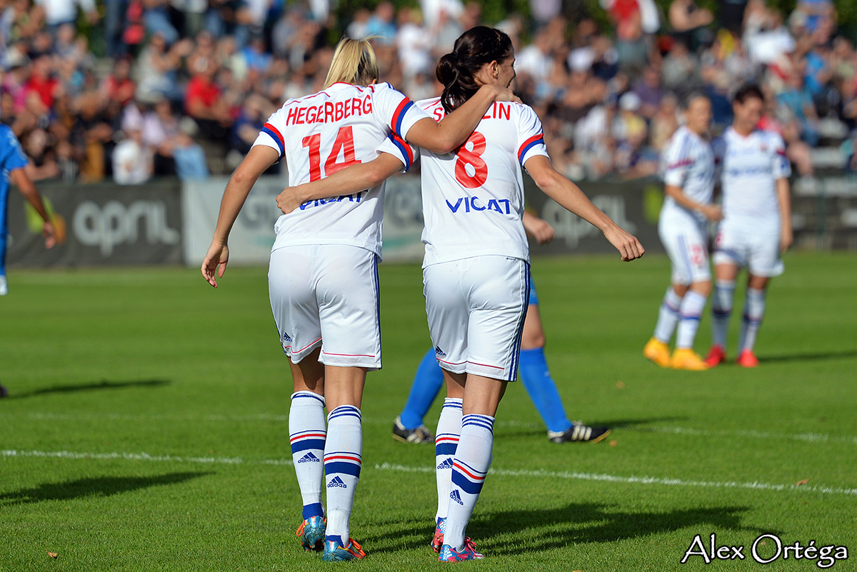 Ada Hegerberg passe devant Lotta Schelin Ada Hegerberg passe devant Lotta Schelin