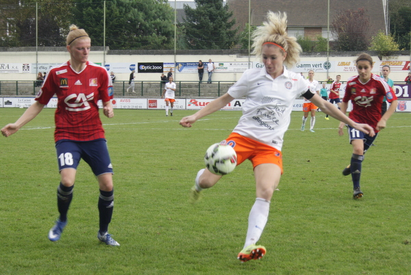 Lætitia Tonazzi, ici devant Ludivine Bultel, a certes marqué mais elle a réalisé un match moyen Lætitia Tonazzi, ici devant Ludivine Bultel, a certes marqué mais elle a réalisé un match moyen