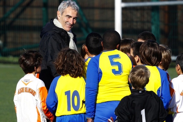La formation et les jeunes sont un domaine dans lequel Raymond Domenech pourrait s'épanouir. (photo : reuters) La formation et les jeunes sont un domaine dans lequel Raymond Domenech pourrait s'épanouir. (photo : reuters)