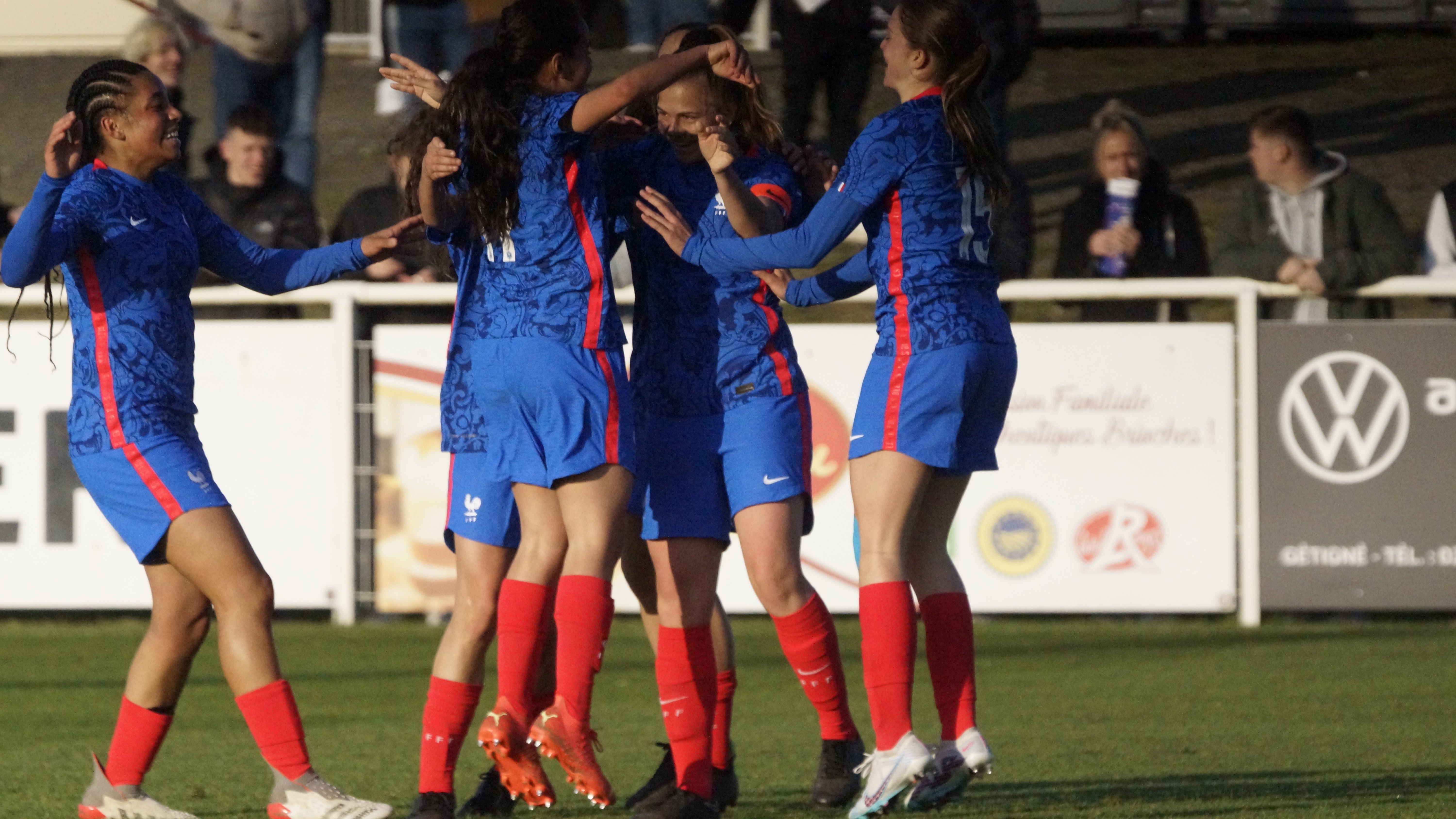 Les Bleuettes ont été à la fête pour leur premier match du tournoi (photos Sébastien Duret) Les Bleuettes ont été à la fête pour leur premier match du tournoi (photos Sébastien Duret)