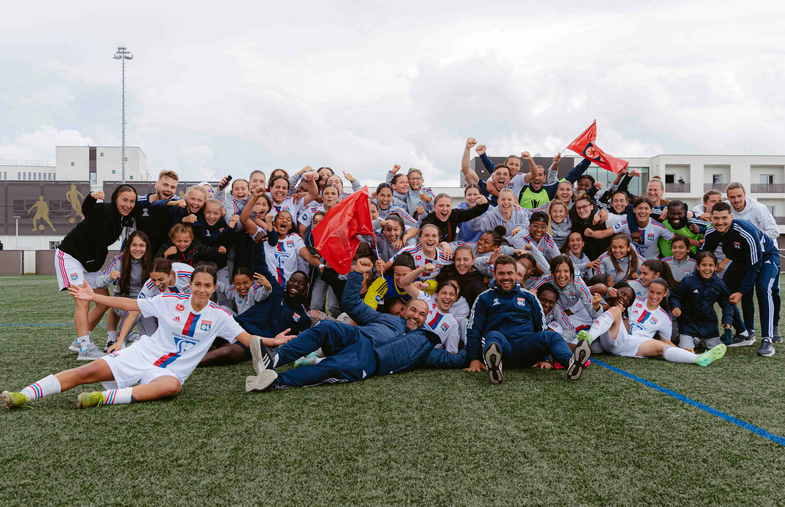 L'équipe réserve lyonnaise fête son titre avec les U19 (photo : Lyubomir Domozetski/OL) L'équipe réserve lyonnaise fête son titre avec les U19 (photo : Lyubomir Domozetski/OL)