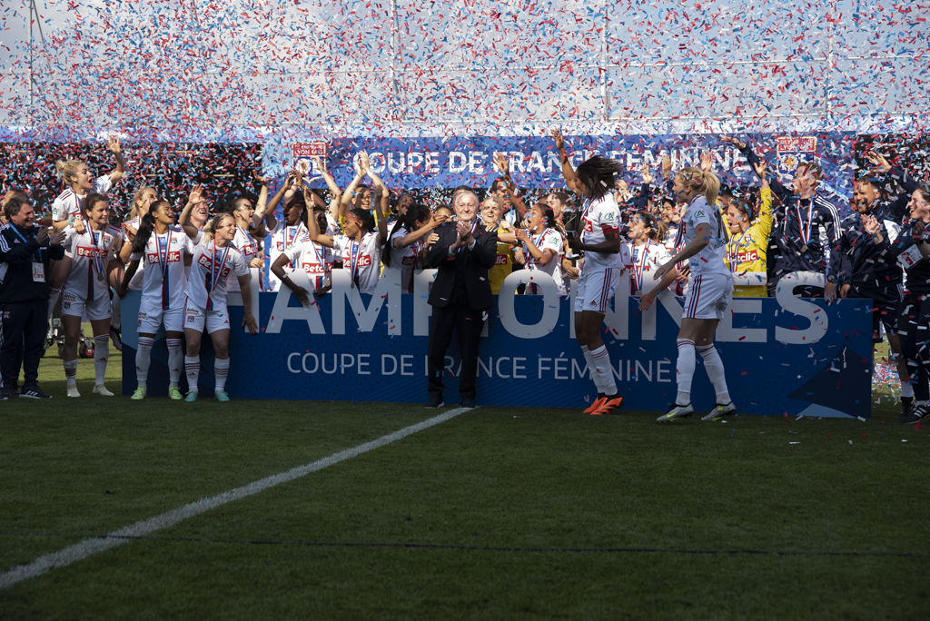 Ada Hegerbert et Wendie Renard célèbrent la victoire avec Jean-Michel Aulas (photo Frédérique Grando)