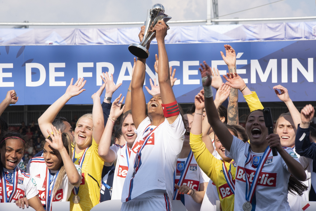 Wendie Renard avec le trophée remporté en 2023 (photo Frédérique Grando)