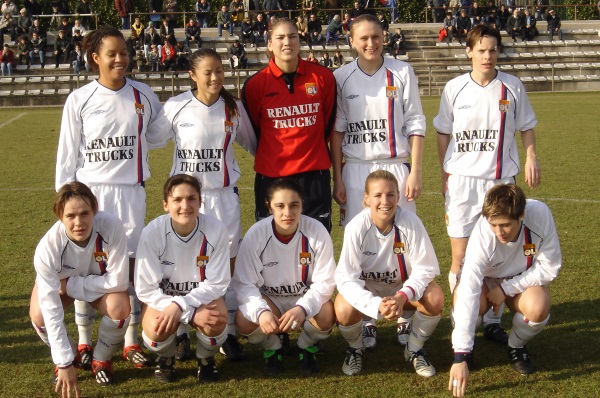 Le onze lyonnais avec les cinq Américaines face à Juvisy en février 2005 (photo archive footofeminin.fr)
