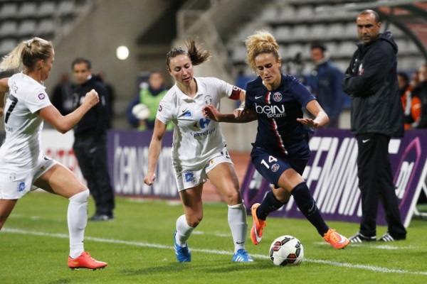 Kheira Hamraoui déborde sous le regard de Pascal Gouzenes et Farid Benstiti (photo PSG.fr)
