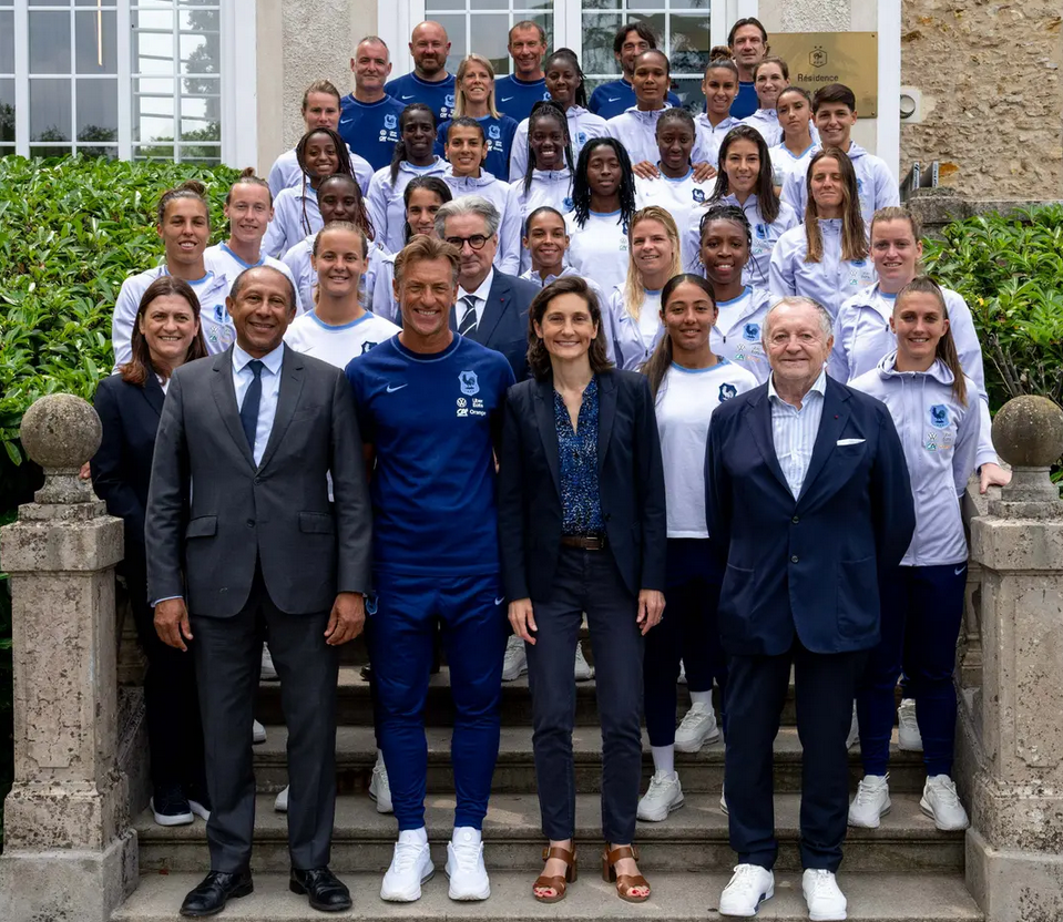 Les Bleues lors de la visite de la Ministre des Sports Amélie Oudéa Castera (photo FFF)