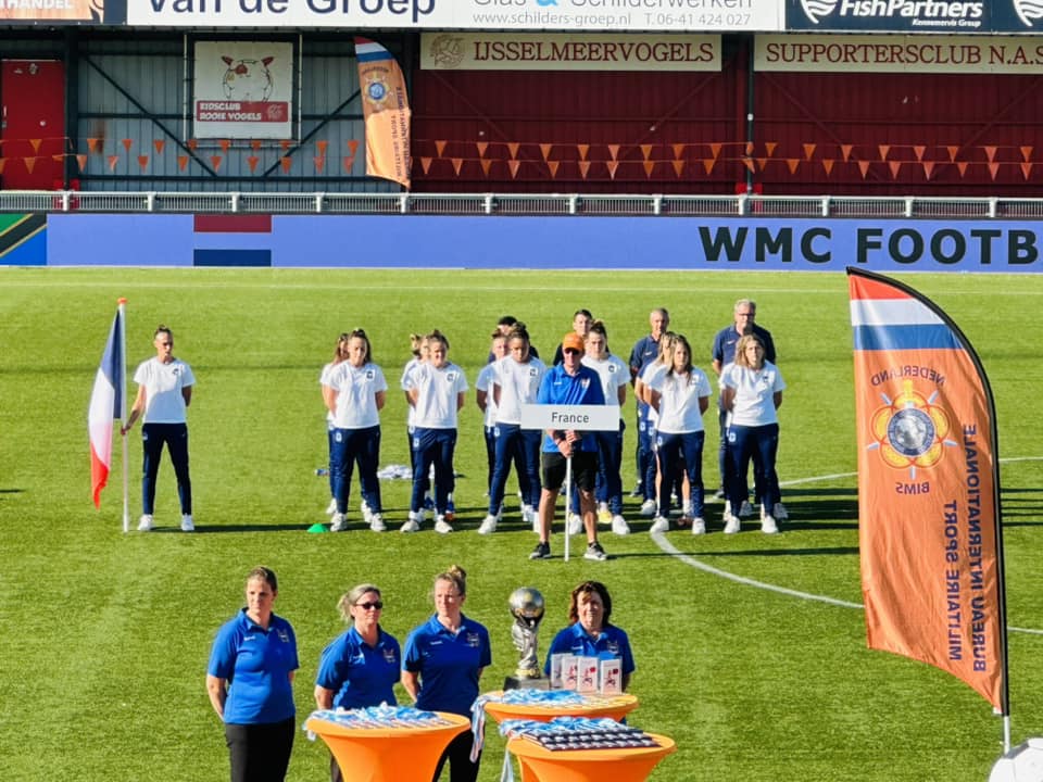 Les Bleues lors de la cérémonie (photo Équipe de France militaire - Football féminin)