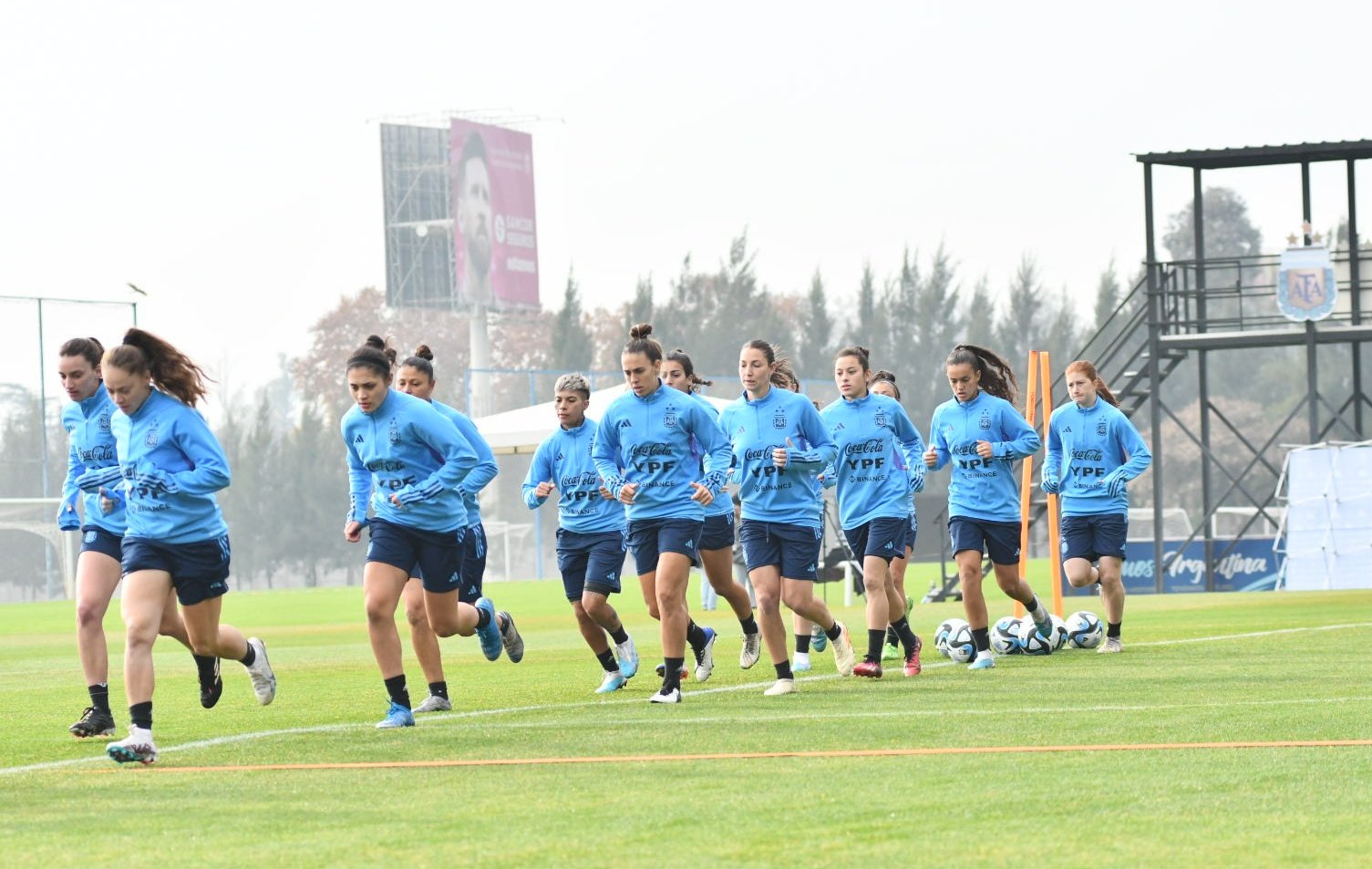 Les Argentines lors de la préparation avec une affiche de Lionel Messi en arrière plan (photo AFA)