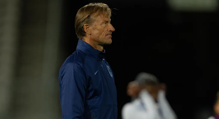 Hervé Renard lors de l'entraînement des Bleues (photo FFF.fr)