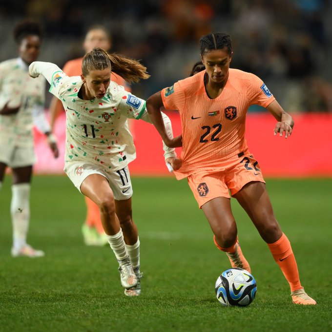 Tatiana Pinto et Esmée Brugts (photo FIFA WWC)