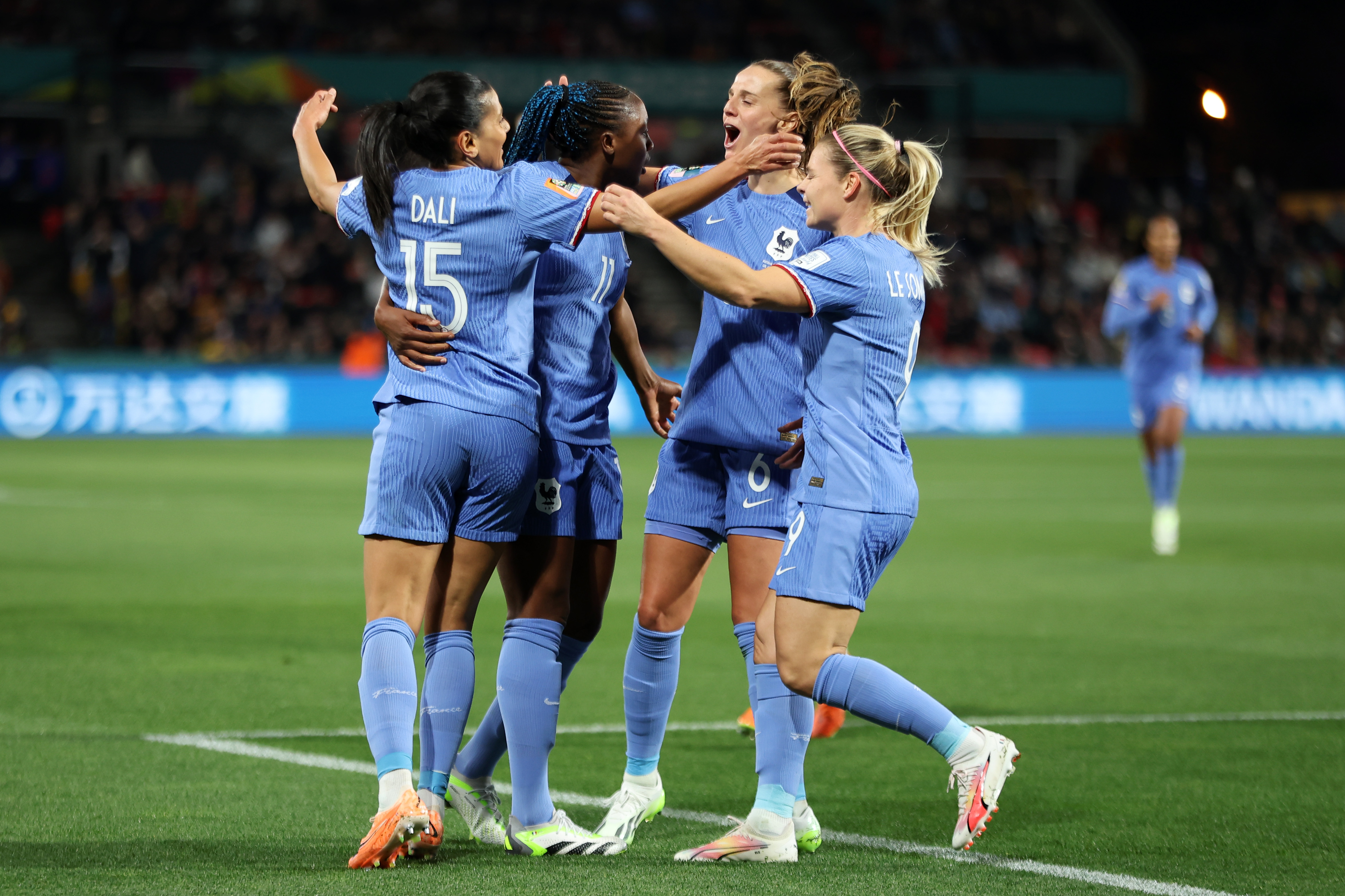 Les Bleues se congratulent (photo FIFA WWC) Les Bleues se congratulent (photo FIFA WWC)