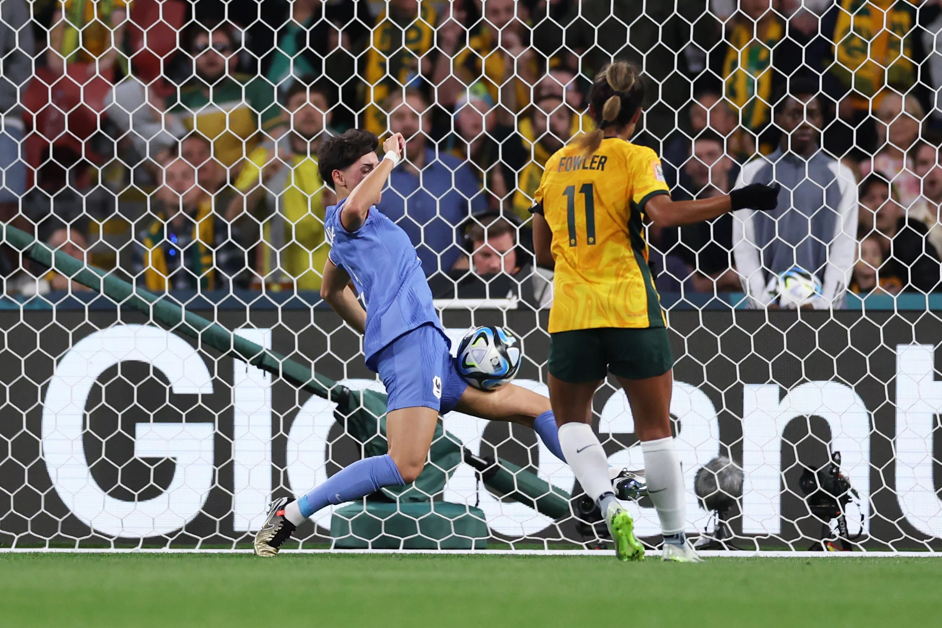Élisa De Almeida retire le ballon du cadre sur la frappe de Mary Fowler (photo FIFA WWC) Élisa De Almeida retire le ballon du cadre sur la frappe de Mary Fowler (photo FIFA WWC)