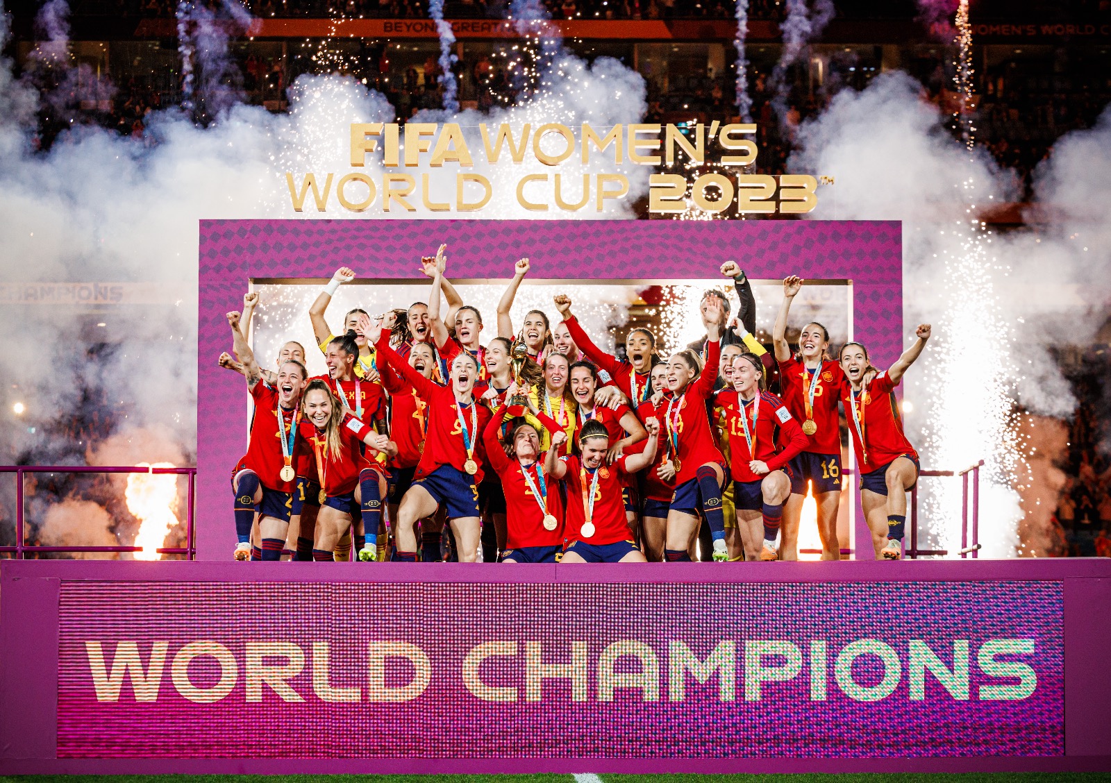 Les Espagnoles lors de la remise du trophée (photo FIFA WWC)