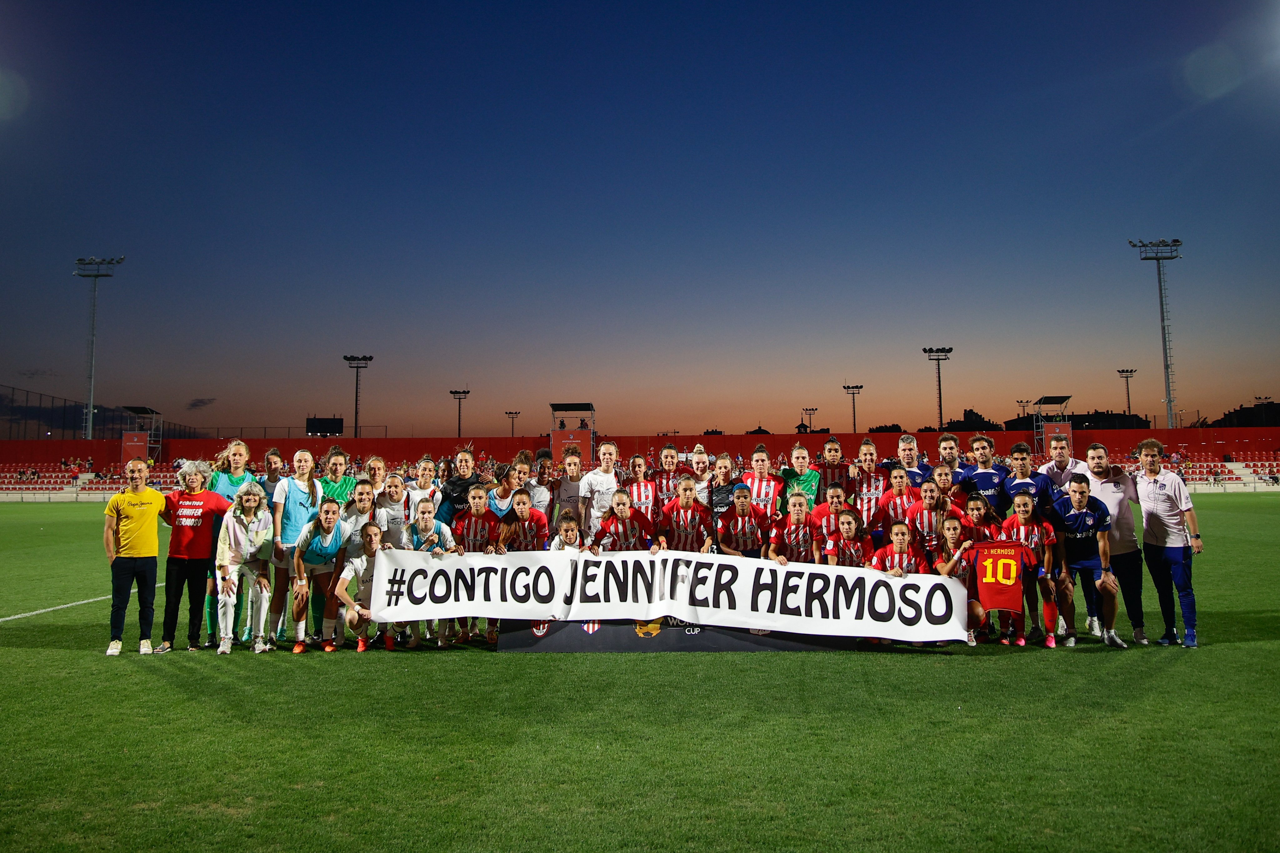 Hermoso a des soutiens de partout dans le monde (ici l'Atlético avant son match) Hermoso a des soutiens de partout dans le monde (ici l'Atlético avant son match)