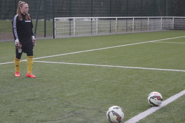 Alexandra Bodniefski à l'échauffement avant sa première titularisation en première division. Alexandra Bodniefski à l'échauffement avant sa première titularisation en première division.