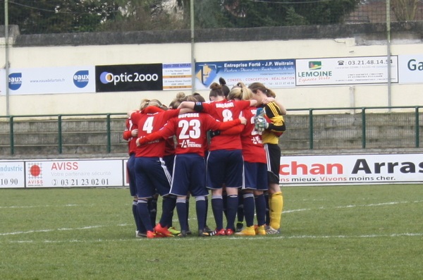 Recueillement lors de la minute de silence dédiée aux victimes du crash d'hélicoptère en Argentine. Recueillement lors de la minute de silence dédiée aux victimes du crash d'hélicoptère en Argentine.
