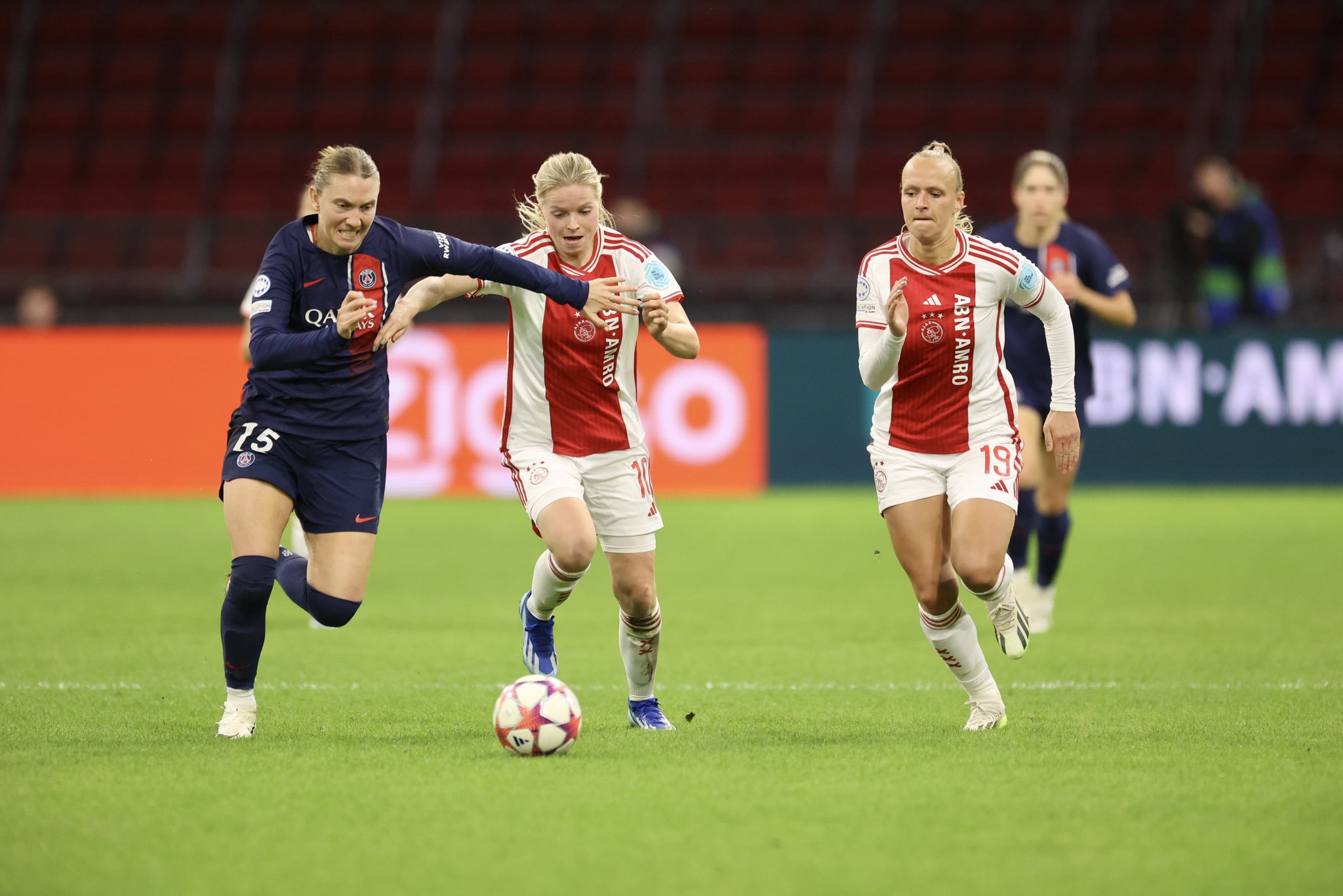 Clare Hunt à gauche, a concédé le penalty en première période (photo Ajax)