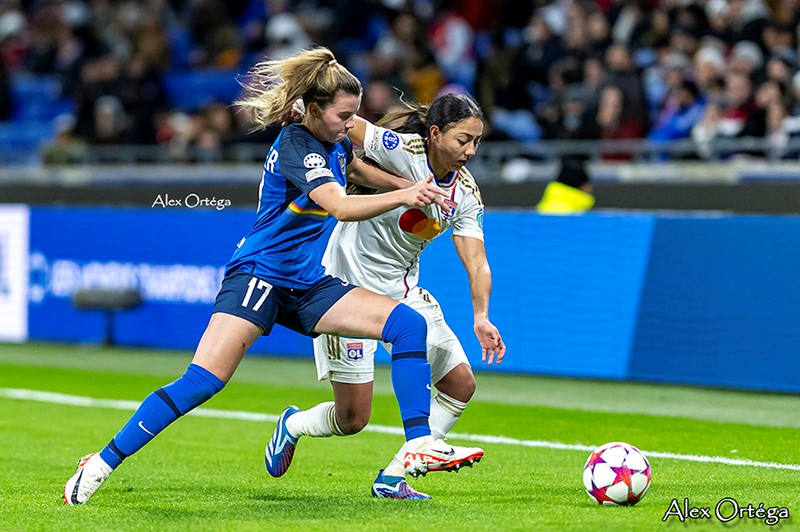 Selma Bacha à la lutte avec Sarah Mattner Selma Bacha à la lutte avec Sarah Mattner