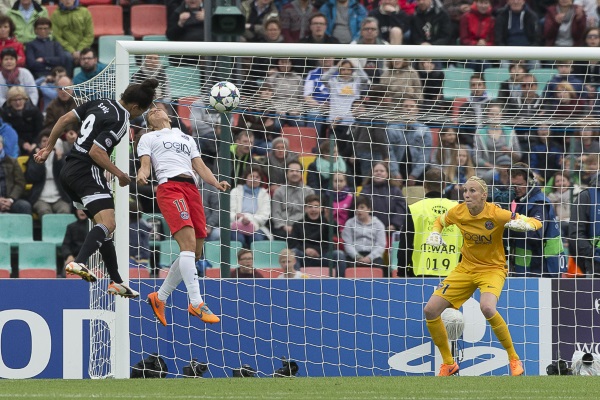 Celia Sasic prend le dessus et inscrit son 14e but Celia Sasic prend le dessus et inscrit son 14e but