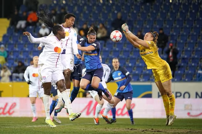 La gardienne autrichienne tente d'intervenir (photo UEFA.com)