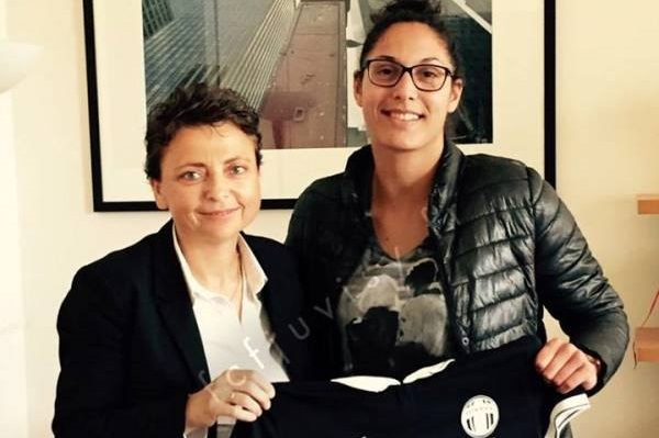 D1 - Le FCF JUVISY fait signer Karima BENAMEUR