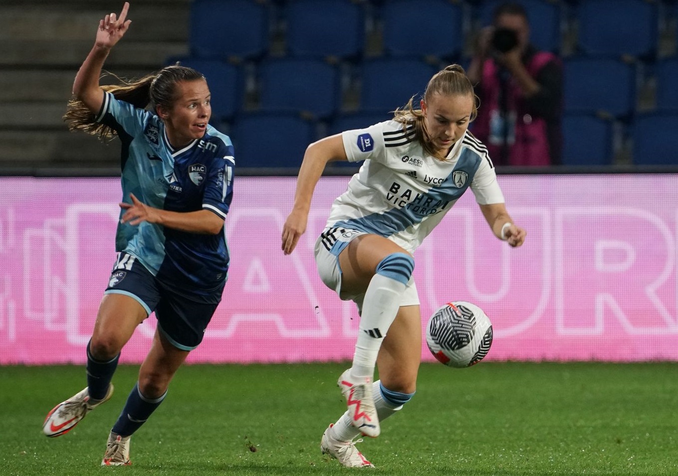 Romane Enguehard à gauche (photo footofeminin)