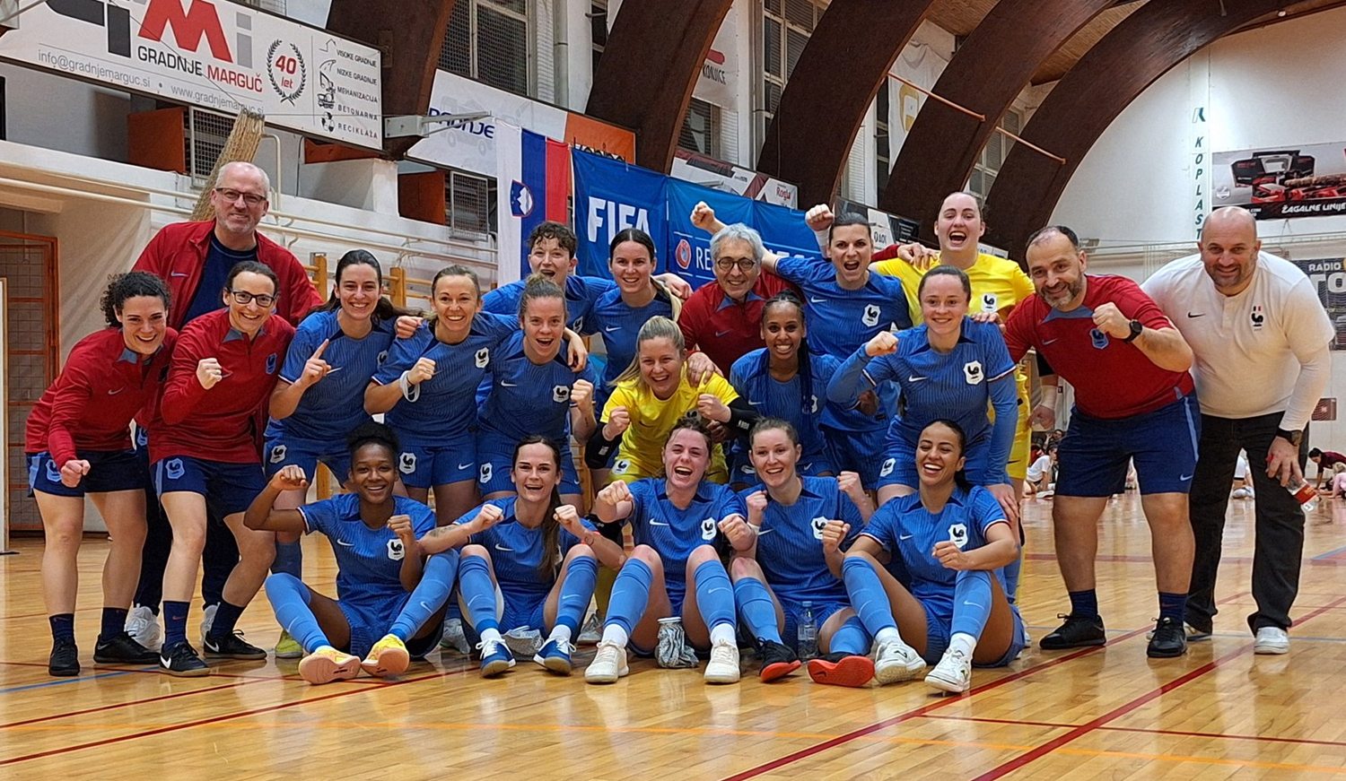 Les joueuses et le staff heureux après ce premier succès (photo Sébastien Duret)