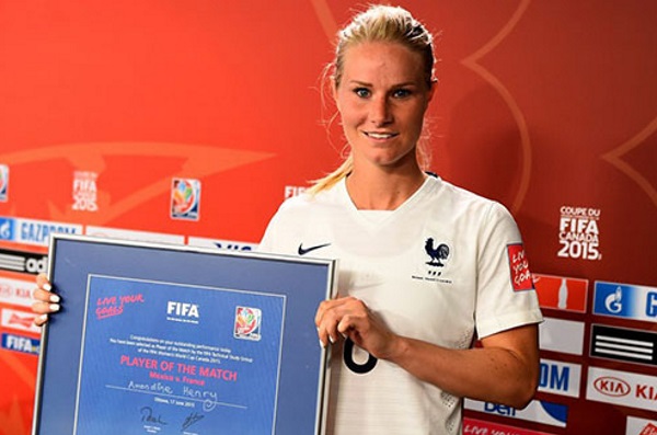 Amandine Henry a été élue meilleure joueuse du match. Photo Fifa.com