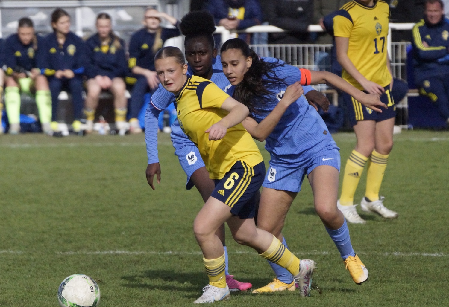 Bouchra Kharafi, capitaine, face à a Suède et en duel avec Emilia Migas (photo Sébastien Duret) Bouchra Kharafi, capitaine, face à a Suède et en duel avec Emilia Migas (photo Sébastien Duret)