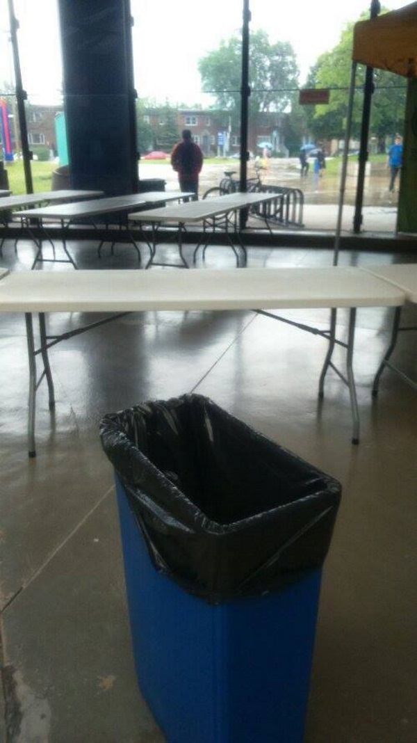 Pour finir une petite inquiétude? La semaine dernière lorsqu'il pleuvait, il y avait des fuites dans le hall du stade. On avait installé des poubelles pour recueillir l'eau. Espérons que le toit tienne.