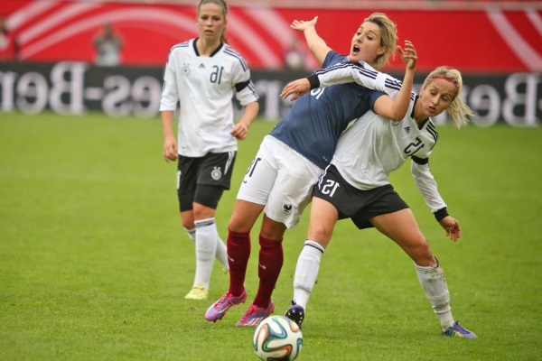 Entrée de Claire Lavogez face aux Championnes d'Europe (photos FFF)