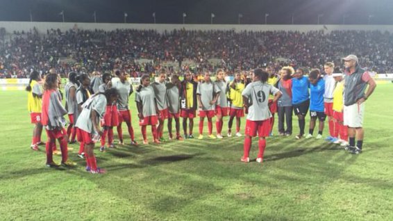 Christelle Wahnawé (n°9 de dos) peut féliciter son groupe malgré la défaite (photo Neo1) Christelle Wahnawé (n°9 de dos) peut féliciter son groupe malgré la défaite (photo Neo1)