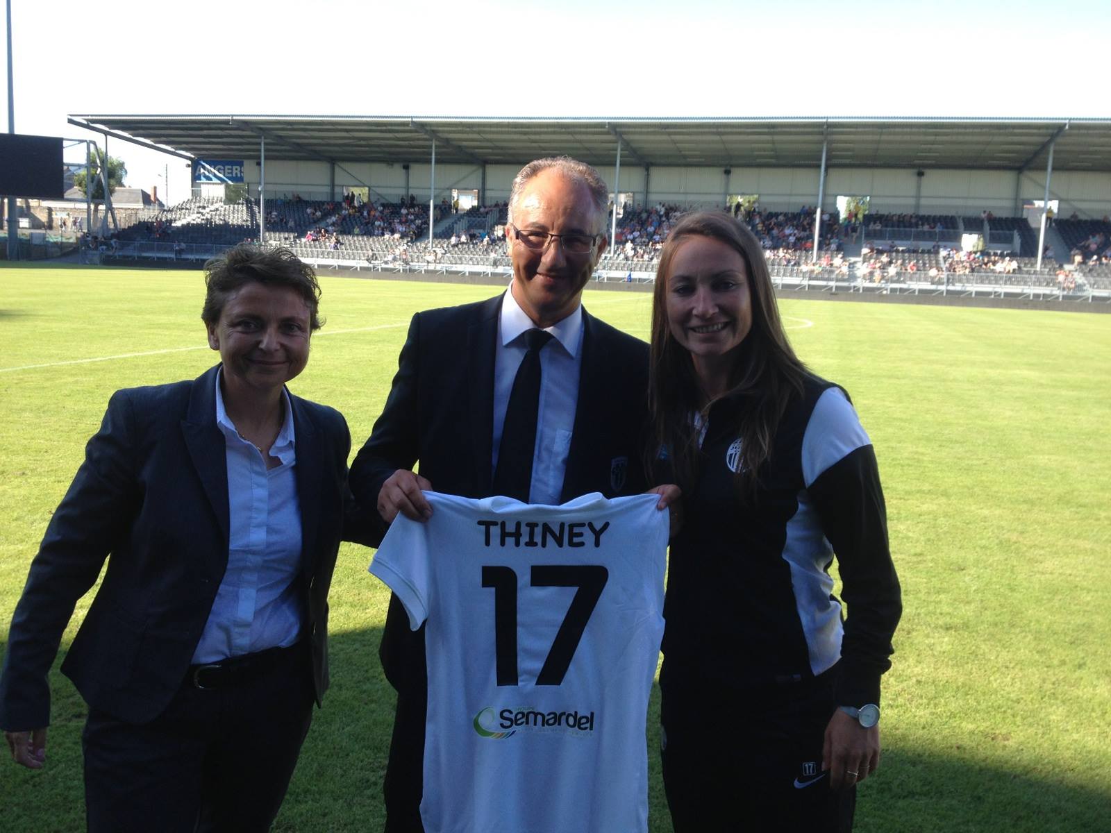 La Présidente de Juvisy Marie-Christine Terroni et Gaëtane Thiney ont offert un match au Président angevin, Saïd Chabane (photo FCF Juvisy)