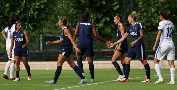 Anja Mittag, à droite, félicitée par ses partenaires (photo PSG)