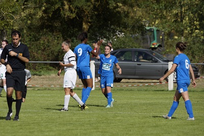 Marion Leroy, félicitée par Kelly Kone (Soyaux) (photo Sébastien Duret) Marion Leroy, félicitée par Kelly Kone (Soyaux) (photo Sébastien Duret)