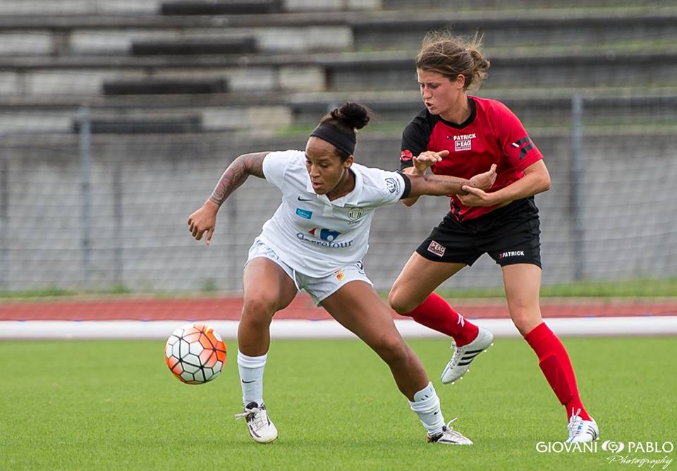Tatiana Coleman, buteuse, face à Noémie Carage de l'EA Guingamp (photo Giovani Pablo) Tatiana Coleman, buteuse, face à Noémie Carage de l'EA Guingamp (photo Giovani Pablo)