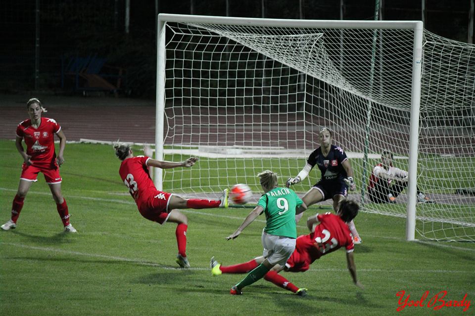 Sarah Palacin face à la défense nîmoise (photo Yoël Bardy) Sarah Palacin face à la défense nîmoise (photo Yoël Bardy)