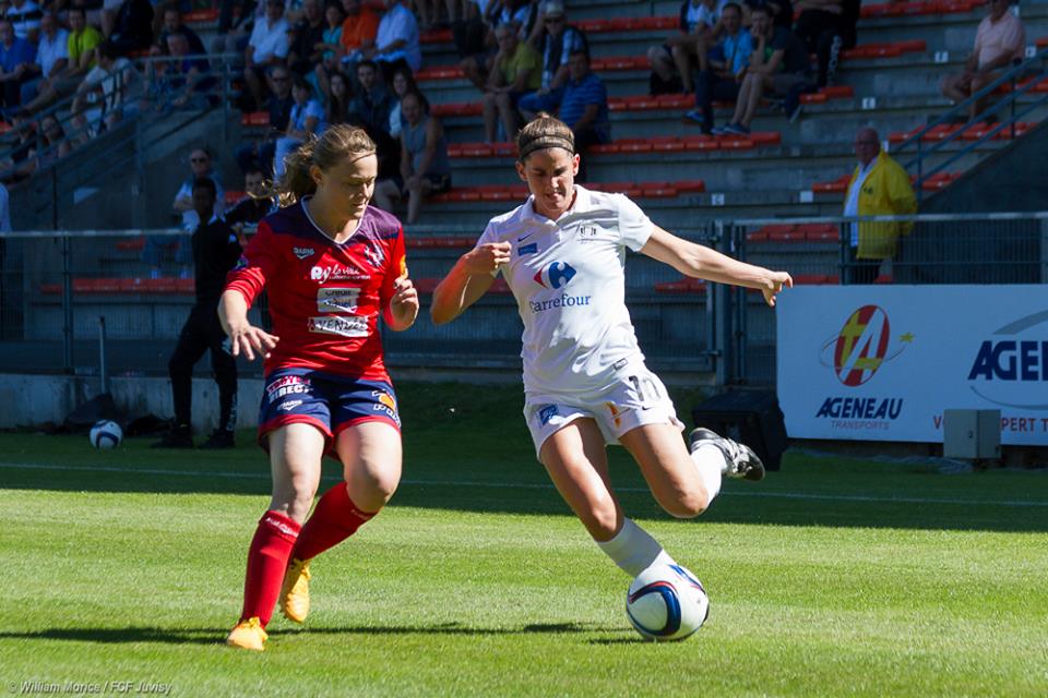 Maureen Cosson face à Charlotte Bilbault lors du match amical (photo W.Morice/FCF Juvisy)
