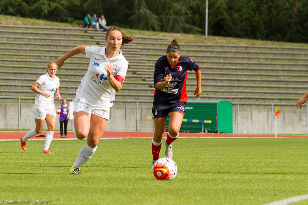 Gaëtane Thiney déborde Maureen Cosson (photo William Morice/FCF Juvisy)