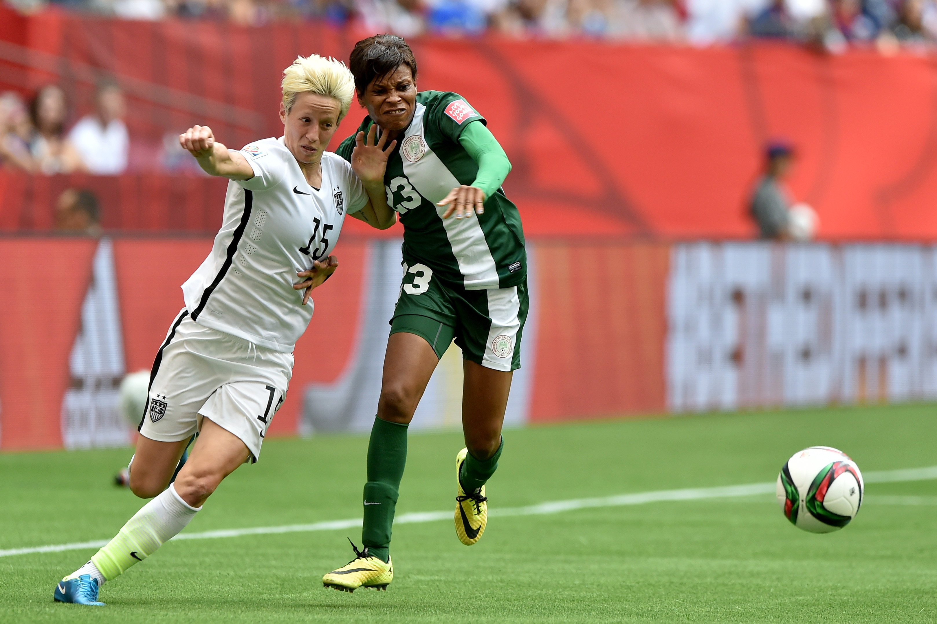 Ngozi Ebere au duel avec Megan Rapinoe lors du mondial (photo archive)