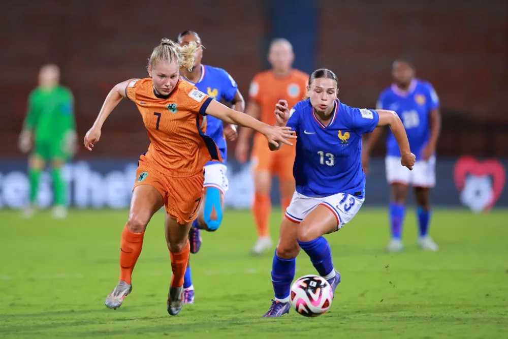Zuidberg et Léa Notel (photo FIFA.com) Zuidberg et Léa Notel (photo FIFA.com)