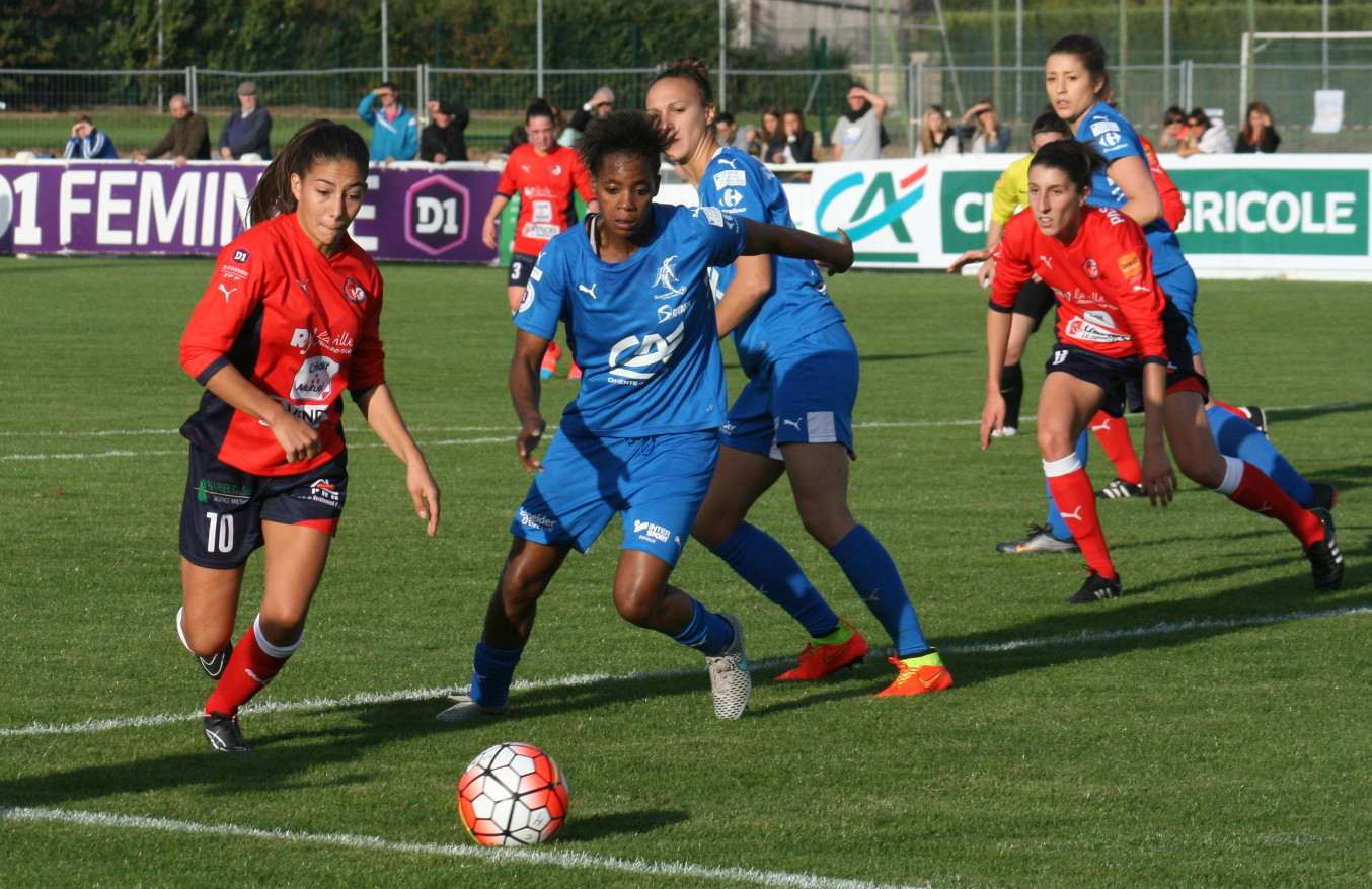 Clara Matéo devant Marie-Aurelle Awona (photo C Ringaud)