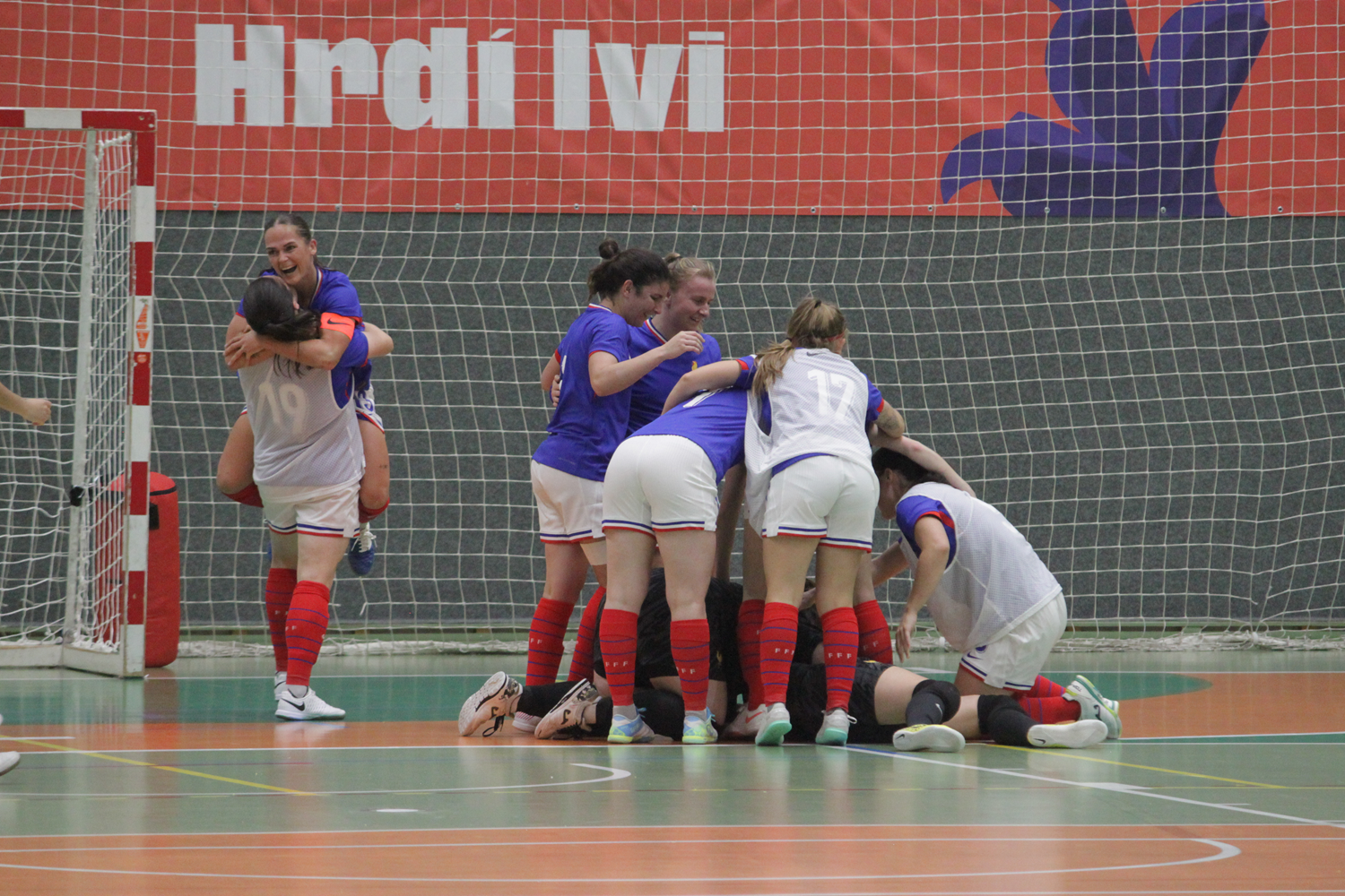 Au coup de sifflet final, les joueuses se sont ruées sur Mélodie Carré (photo Sébastien Duret) Au coup de sifflet final, les joueuses se sont ruées sur Mélodie Carré (photo Sébastien Duret)
