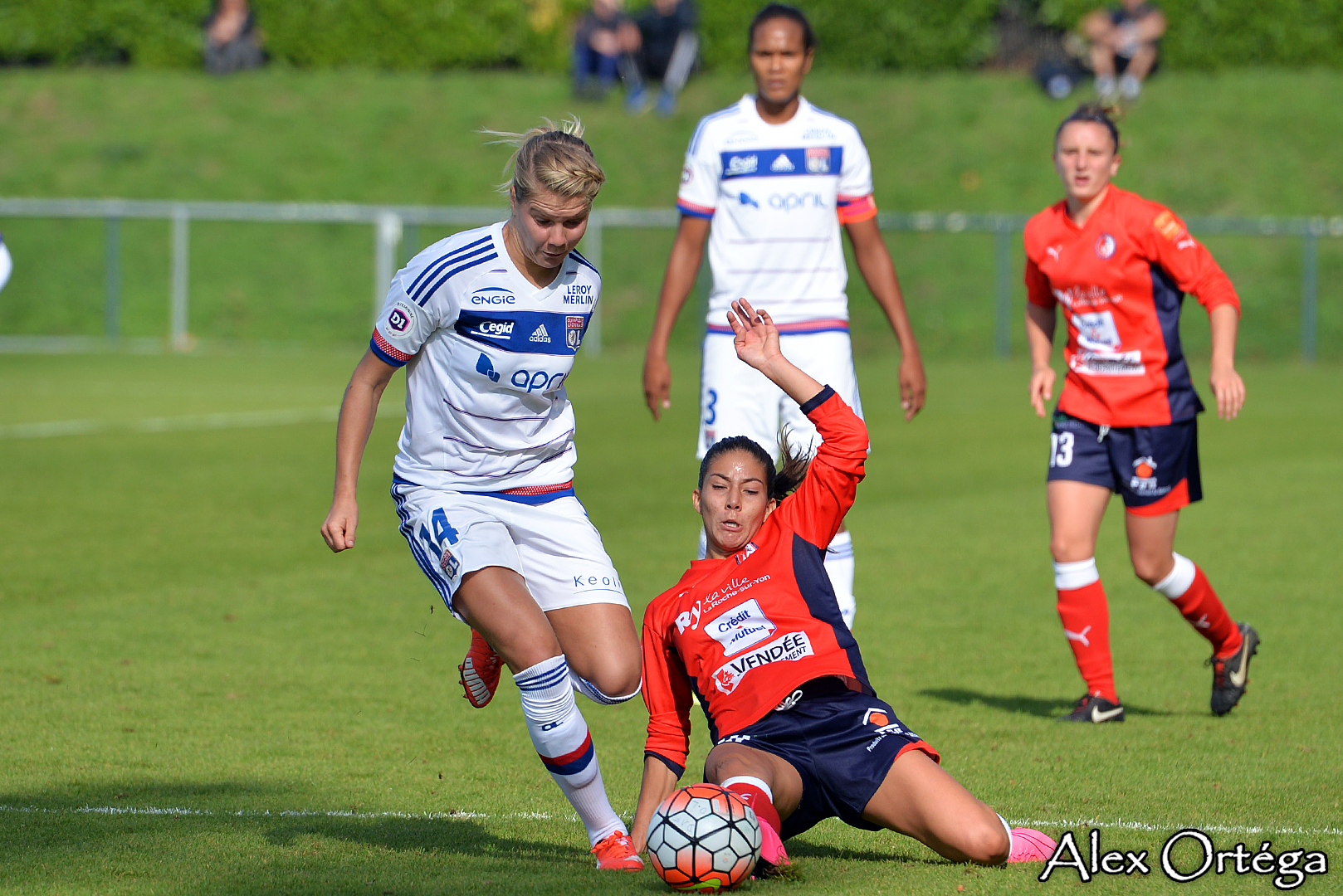 Matéo tente de tacler le ballon à Hegerberg