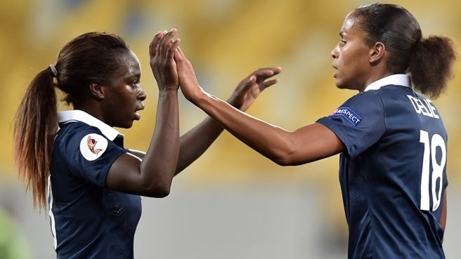Asseyi et Delie se congratulent après l'ouverture du score (photo UEFA.com)