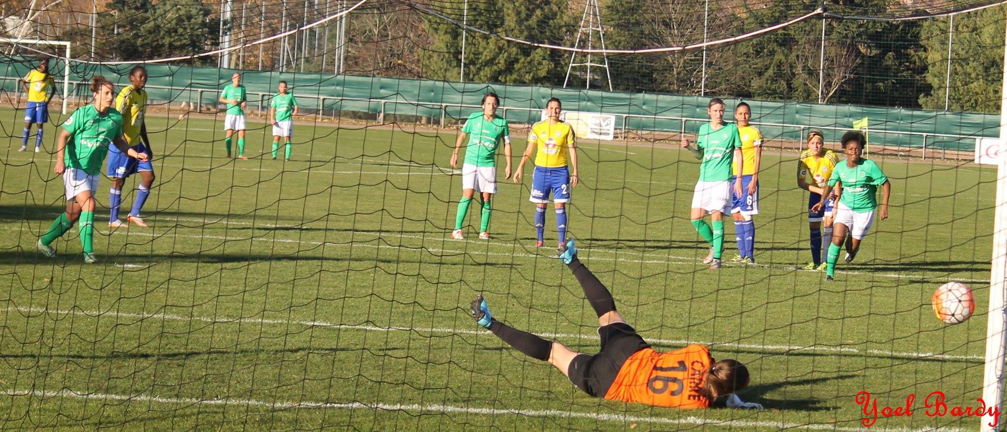 Carré détourne le penalty de Peruzzetto (photo Yoel Bardy)